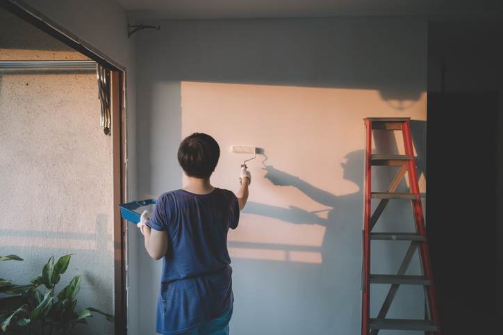 kobieta malująca ścianę